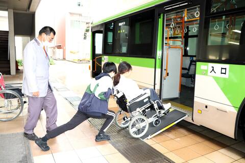 スロープを利用してバスに乗車します