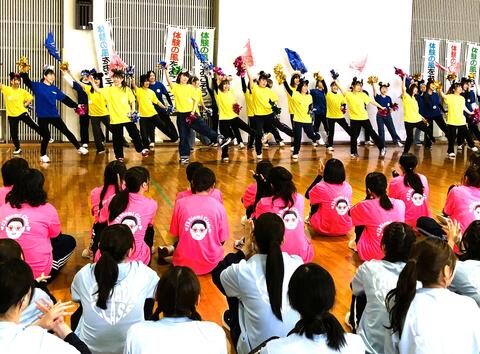 2年生による元気いっぱいのダンスで新入生を歓迎