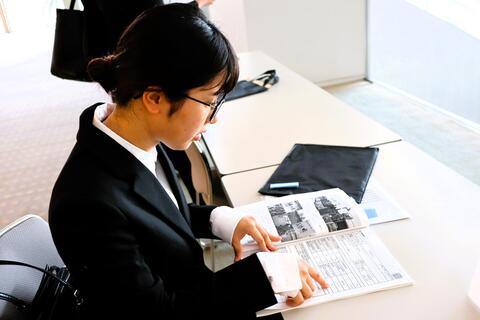 いただいた資料を真剣に読み込んでいます