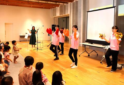 会場のみなさんと一緒に「エビカニクス」