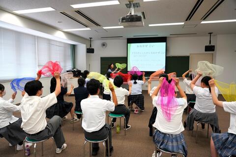 「音楽表現」 スカーフを使ったわらべうた遊び