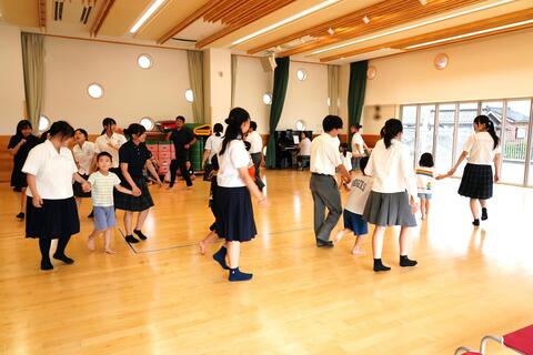 「付属幼稚園見学」 園児と手をつないでリズム遊びに参加