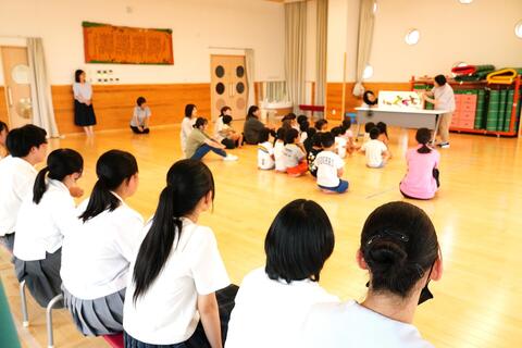 大型絵本の読み聞かせの場面