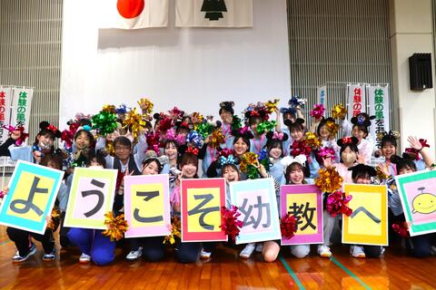 2年生による元気いっぱいのダンスで新入生を歓迎