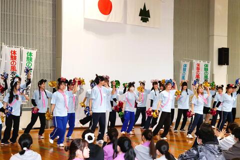 2年生による元気いっぱいのダンスで新入生を歓迎