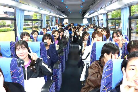 バスに乗って出発！