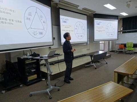 ②頼れる我が東野学科長による学科紹介！.JPG