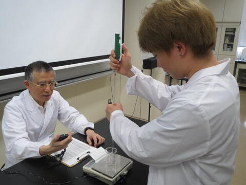 R7 食品学実験　ピペットの練習.JPG