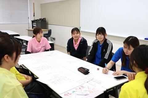 事後研究では保育の振り返りと意見交換を実施