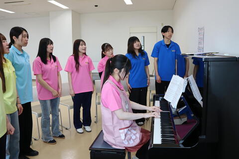 「うみ」の歌唱指導　子どもの姿を見ながらピアノ伴奏に挑戦