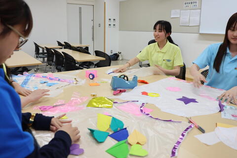 思い思いの衣装を作っています