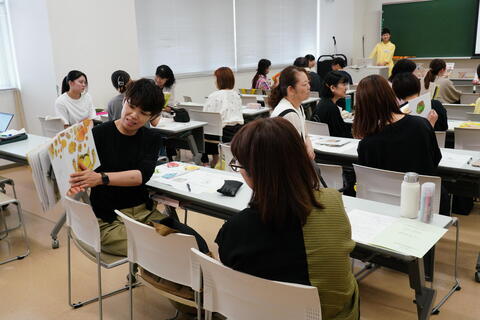 絵本の読み方をペアで実践