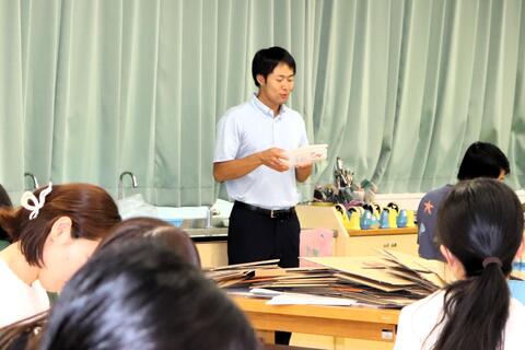 リキッド粘土の紹介をする長谷川氏
