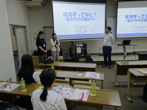 ⑤経済学のゼミに所属する学生たち.JPG