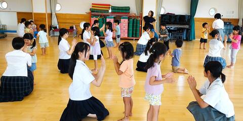 「付属幼稚園見学」 園児とリズム遊びに参加