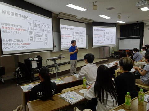 ①東野学科長：様々な分野が学べます！.JPG