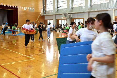 次のプログラムに必要な用具を学生同士で協力して運びます