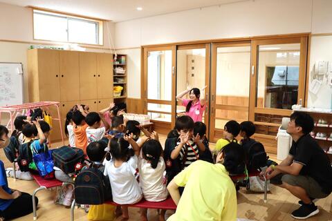 緊張しながらも笑顔で子どもたちと楽しんでいます