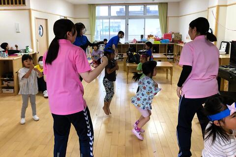 忍者ごっこに夢中の4歳児クラス