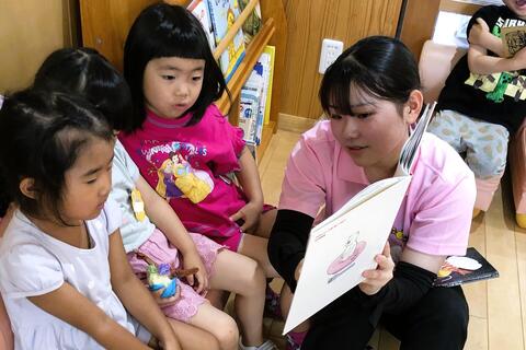 「お姉ちゃんせんせい、絵本読んで！」
