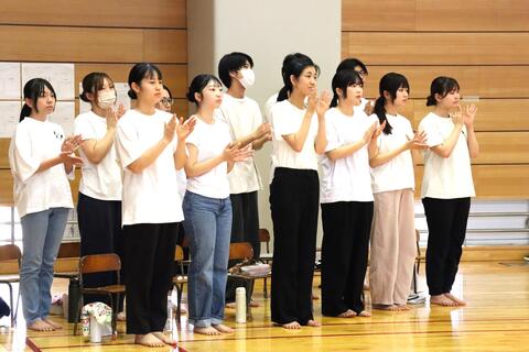 開会式を見守るボランティア学生