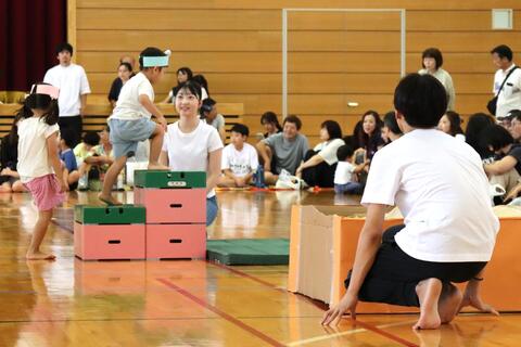 間近で子どもを見守ります