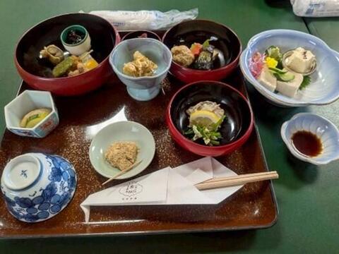 たくさんの器が並びます.jpg