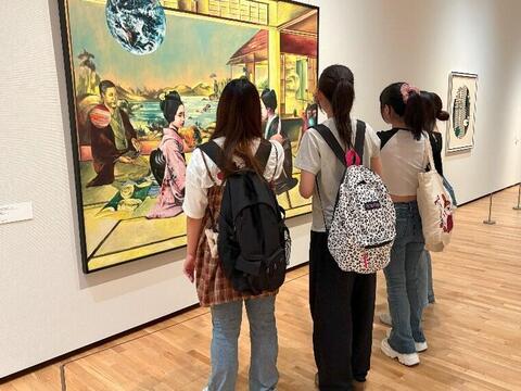 コレクション作品（絵画）鑑賞中「不思議な画面だねー」