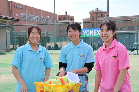 笑顔満点の助手学生