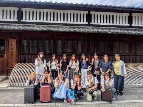 月桂冠大倉記念館の前で集合写真