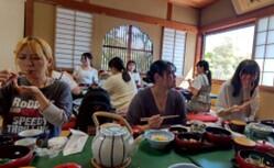 美味しい料理に舌鼓.jpg