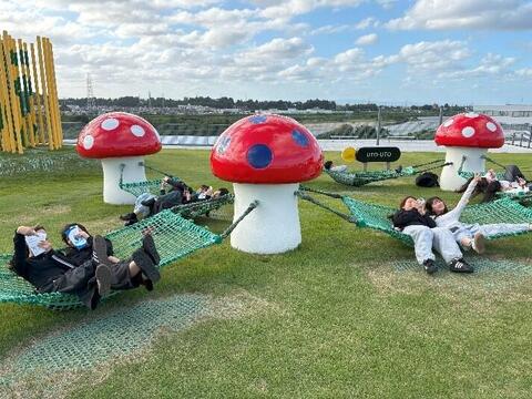屋上遊具　オノマトペ遊具体験　―のんびりと秋の空を眺める―