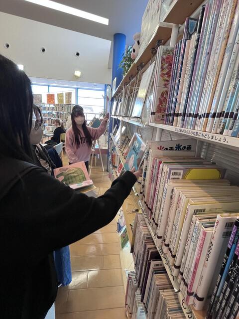 たくさんの絵本が選びやすいように並んでいます