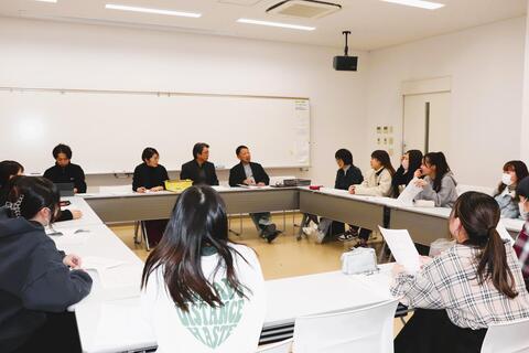 学生の意見に耳を傾ける教員