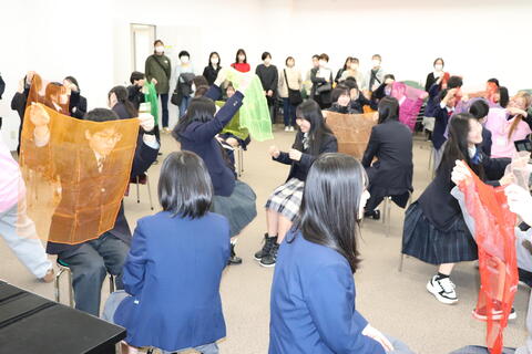 スカーフを使ったわらべ歌あそび