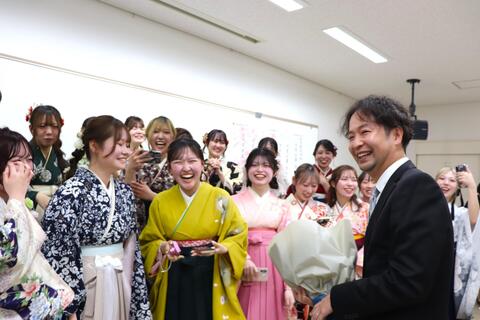 4組　学生に囲まれる山田先生