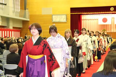 レッドカーペットを通って退場