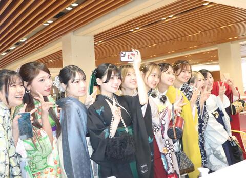 鏡に向かって自撮り中