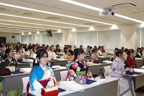 学科長の祝辞を聞く卒業生