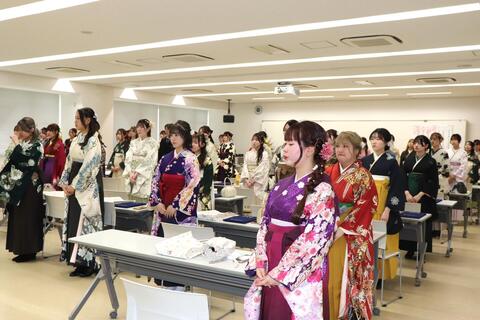 会場のご家族の方を向いてお礼の言葉を述べました