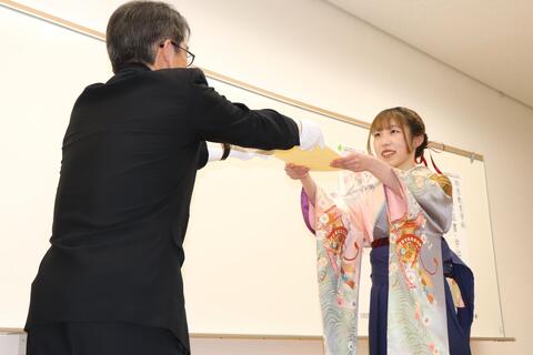 学科長から一人ずつ卒業証書を受け取りました