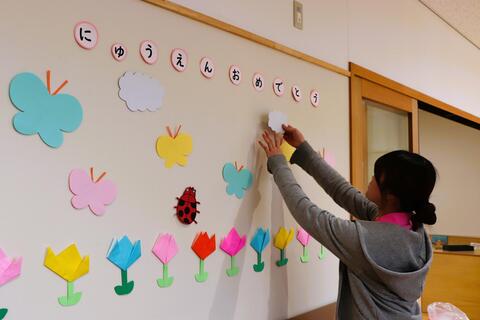 明るく春らしい壁面構成