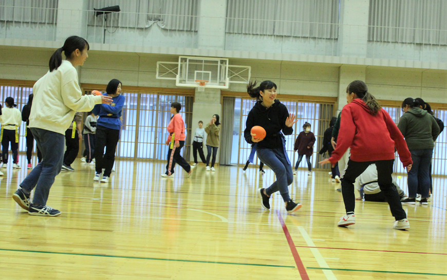 授業 保育内容 健康 でフラッグカバディをプレーしました 幼児教育学科 News 富山短期大学