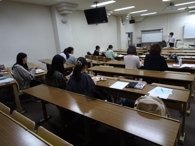 おいしさを表す表現を考える学生.JPG